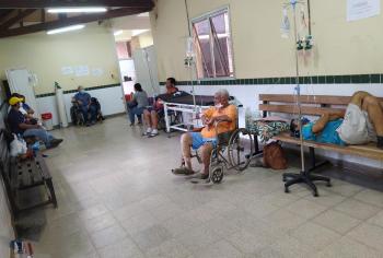 Ante la falta de camas, hospital de Clínicas recibe donaciones de sillones